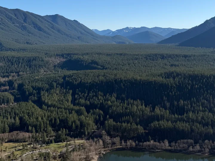 The view from Rattlesnake Ledge: Rattlesnake Lake, forest and the Cascades under a clear sky
